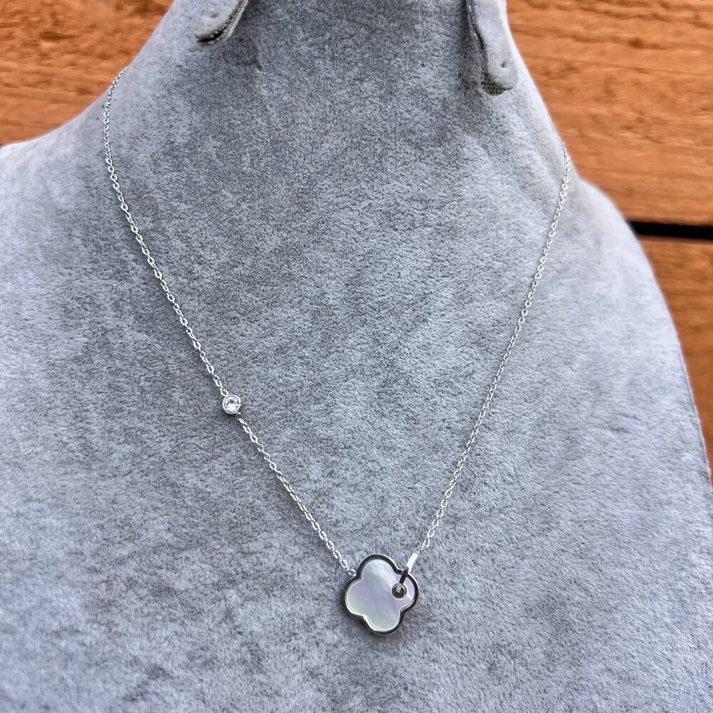 NEW Elegant Silver Clover Necklace